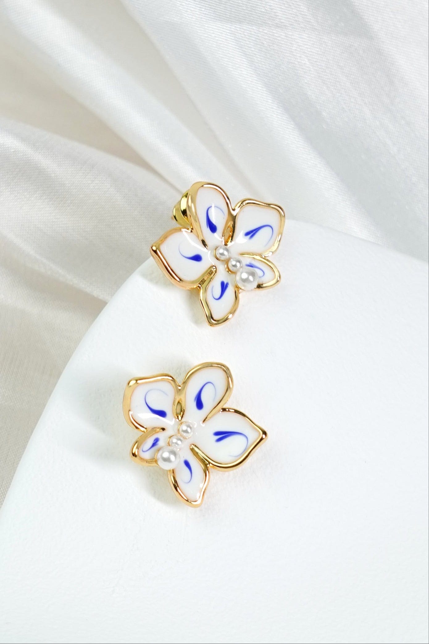 celestial-bloom-studs-enamel-pearl-earrings-oorbellen-knopjes, EenPorcelain