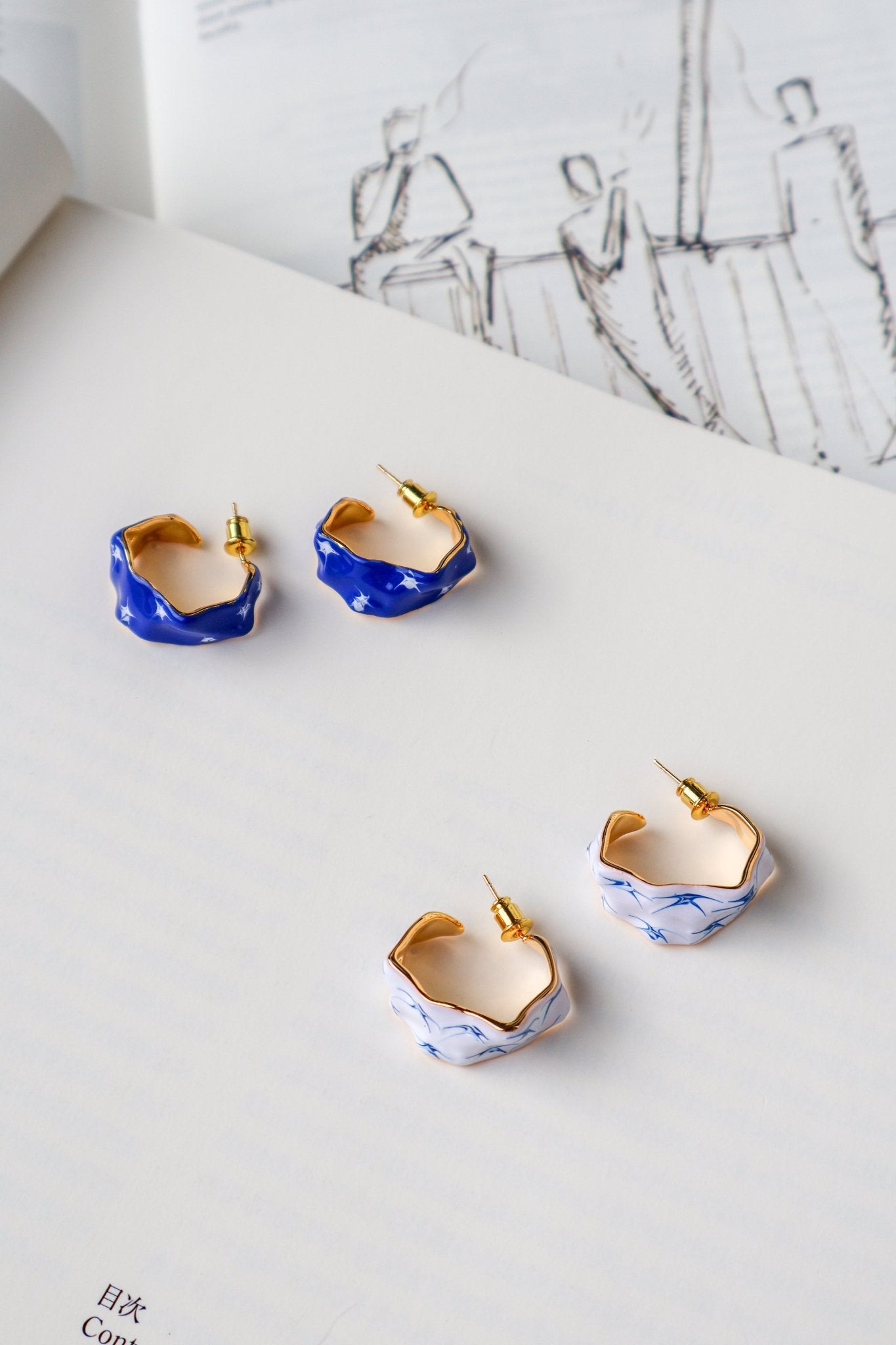 stellar-hand-painted-enamel-earrings-oorringen-goud-blauw, EenPorcelain