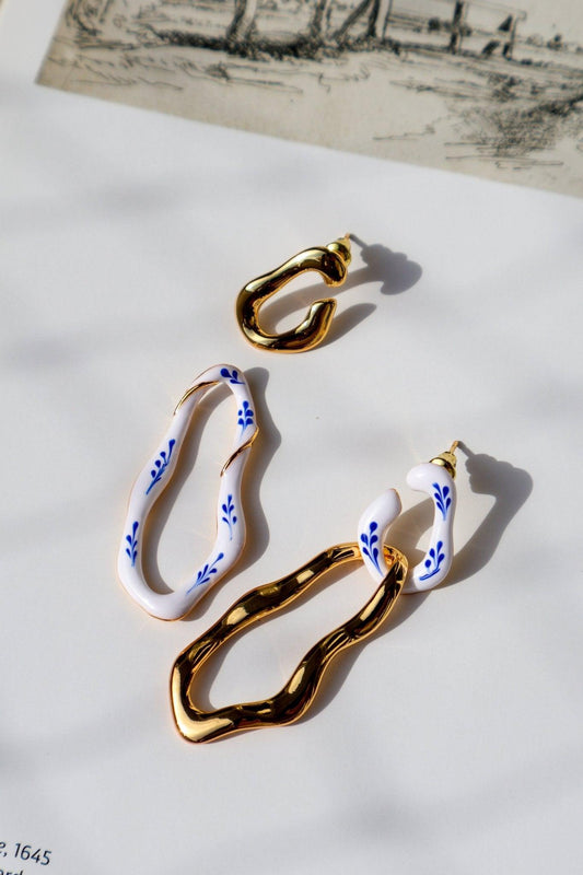 varia-long-short-enamel-earrings-wit-goud-oorbellen, EenPorcelain