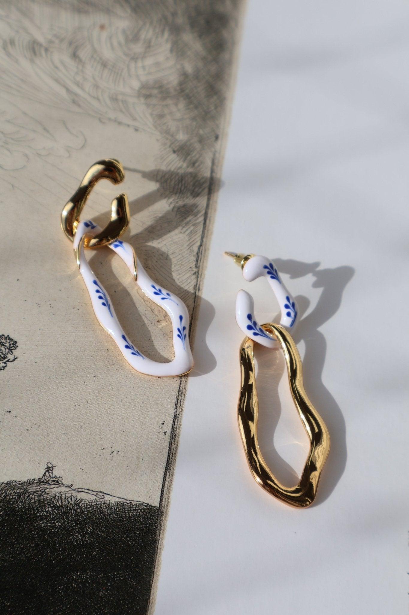 varia-long-short-enamel-earrings-wit-goud-oorbellen, EenPorcelain