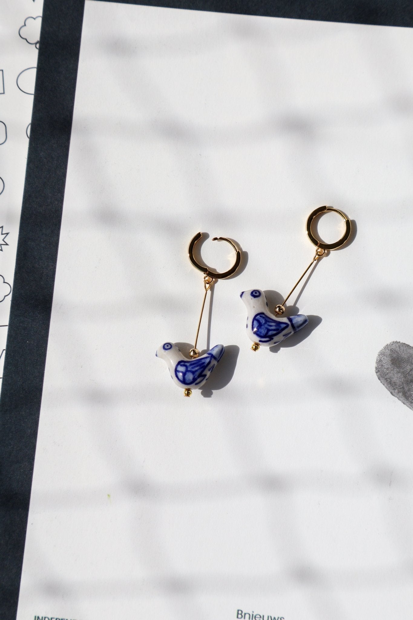 bird-shaped-porcelain-studs-art-earrings-oorbellen-goud, EenPorcelain