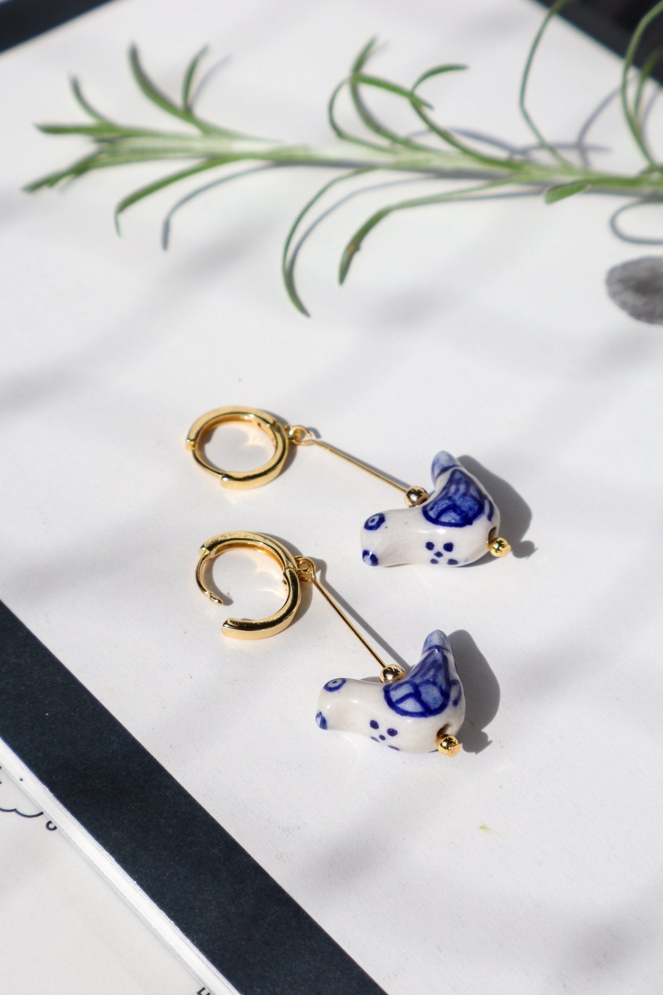 bird-shaped-porcelain-studs-art-earrings-oorbellen-goud, EenPorcelain