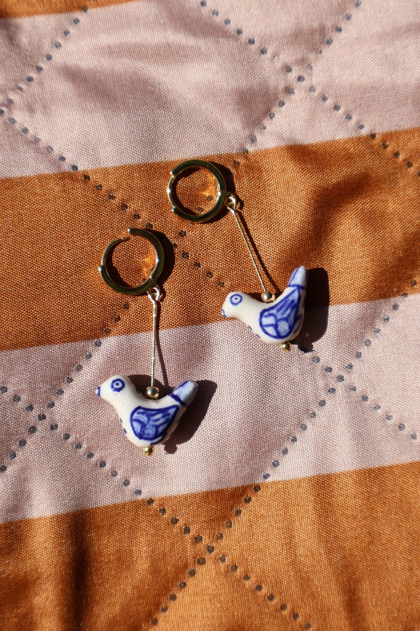 bird-shaped-porcelain-studs-art-earrings-oorbellen-goud, EenPorcelain