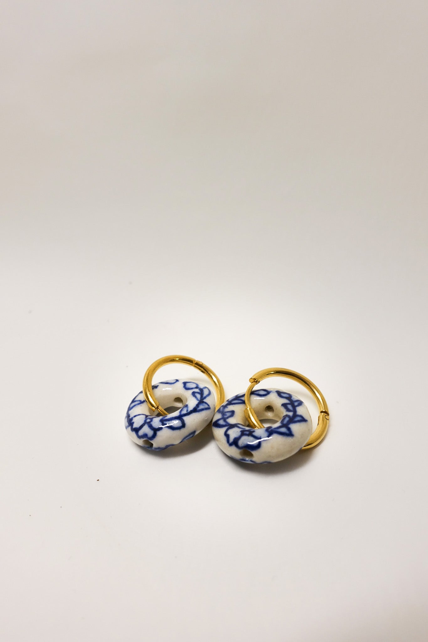 Metal earrings with handmade ceramic coating - Circular shape