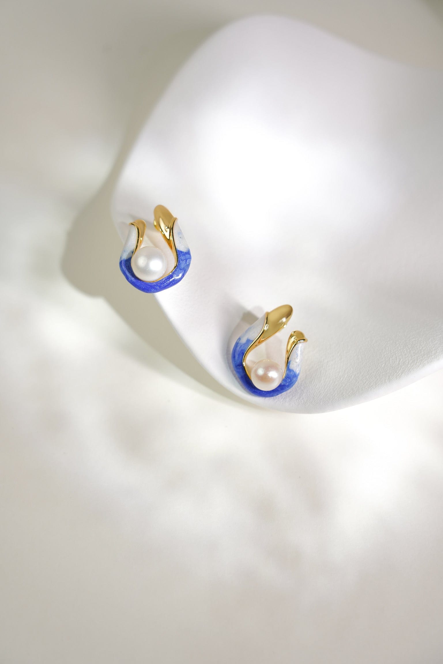 tulip-bloom-earrings-enamel-pearl-studs-oorbellen-knopjes, EenPorcelain 