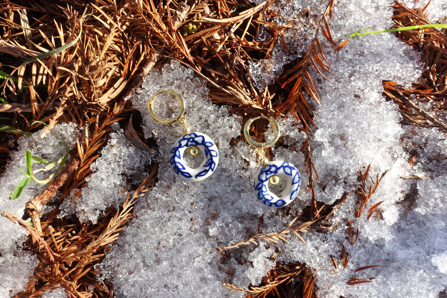 Metal earrings with handmade ceramic coating - Circular shape