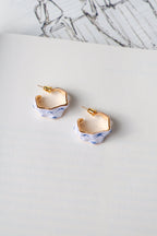 stellar-hand-painted-enamel-earrings-oorringen-goud-blauw, EenPorcelain 