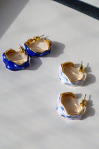 stellar-hand-painted-enamel-earrings-oorringen-goud-blauw, EenPorcelain 