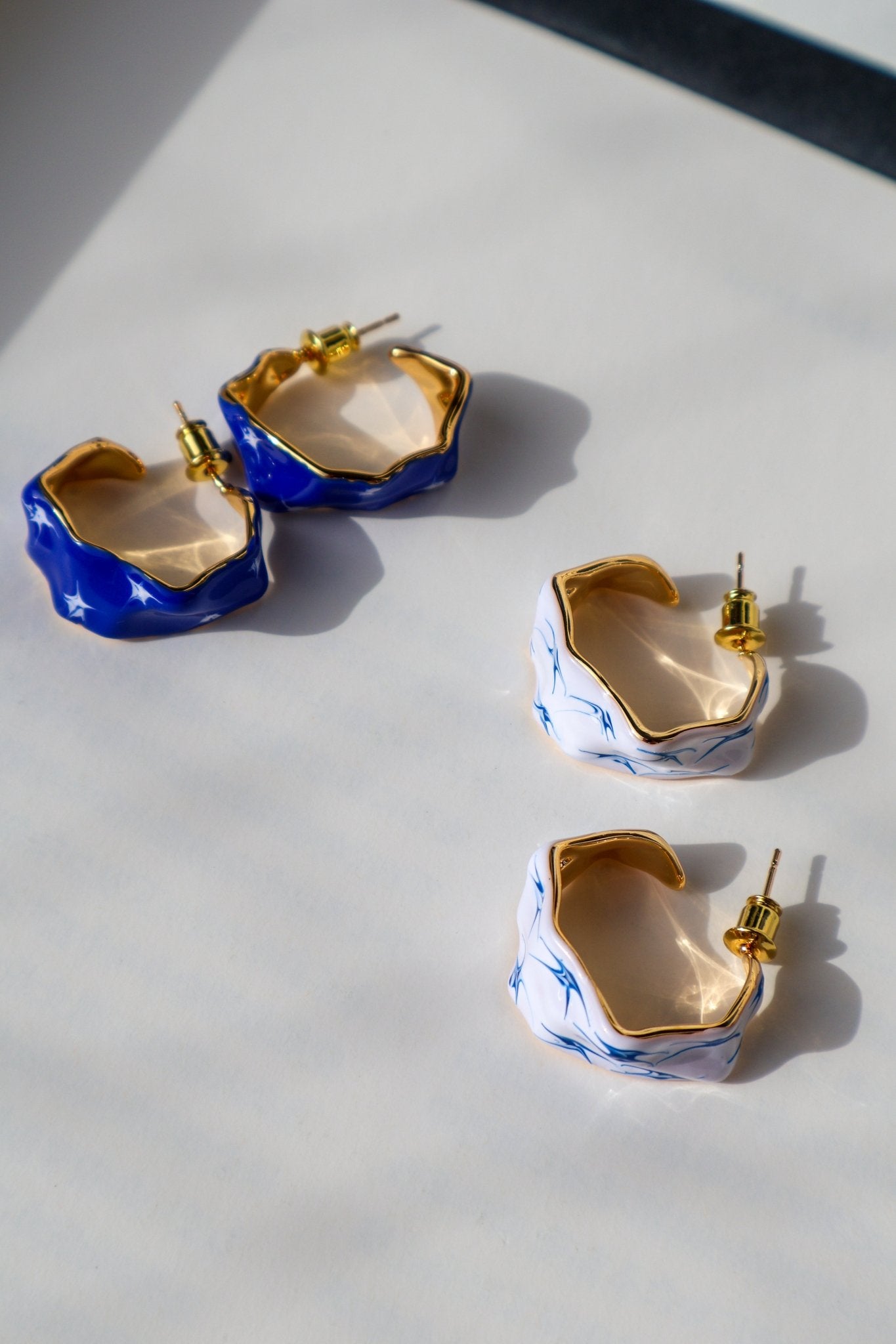 stellar-hand-painted-enamel-earrings-oorringen-goud-blauw, EenPorcelain 