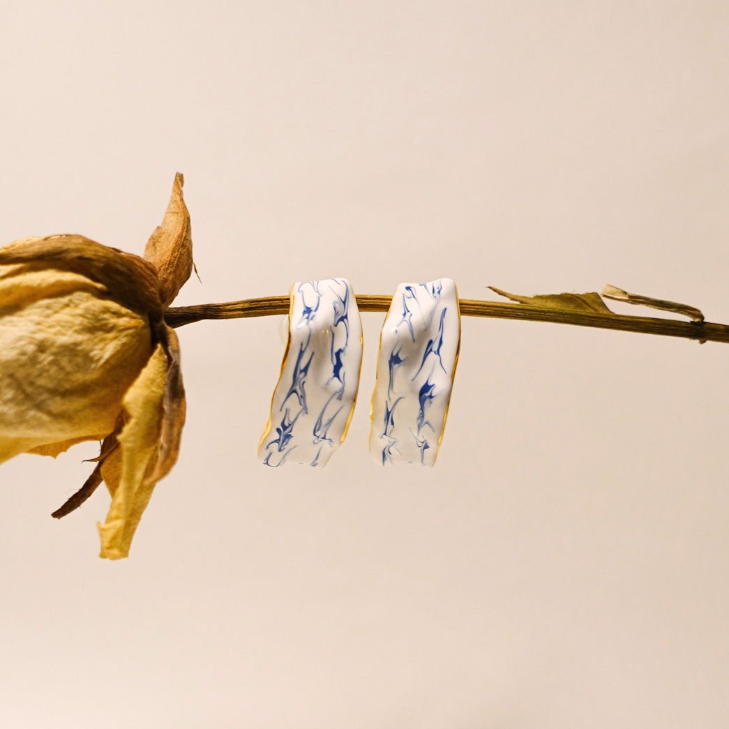 stellar-hand-painted-enamel-earrings-oorringen-goud-blauw, EenPorcelain 