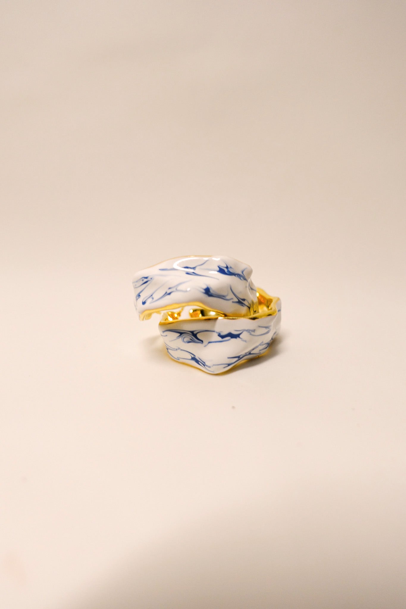 stellar-hand-painted-enamel-earrings-oorringen-goud-blauw, EenPorcelain 