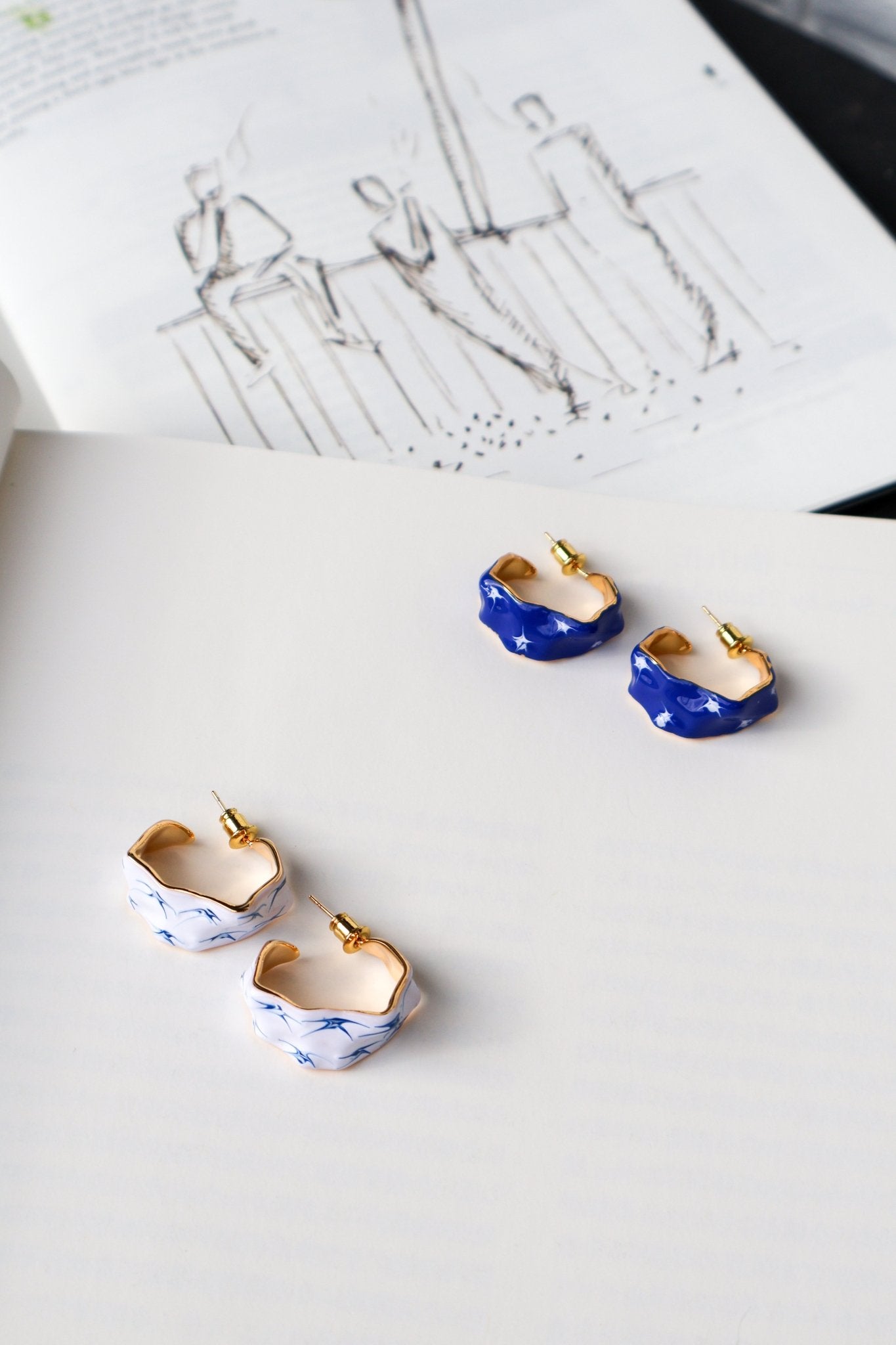 stellar-hand-painted-enamel-earrings-oorringen-goud-blauw, EenPorcelain 