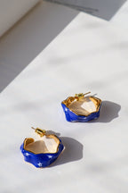 stellar-hand-painted-enamel-earrings-oorringen-goud-blauw, EenPorcelain 