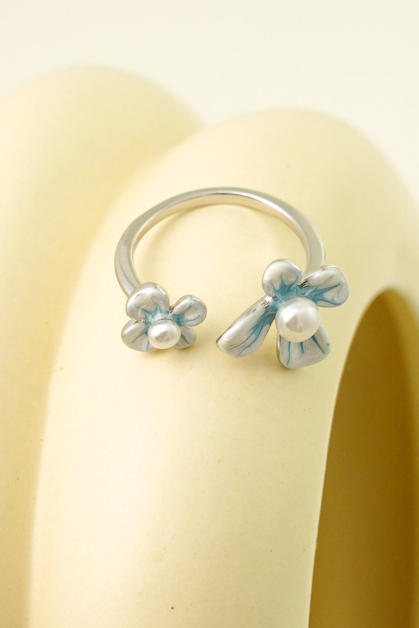 Twin Bloom Ring – Silver Enamel Flowers with Pearls - EenPorcelain