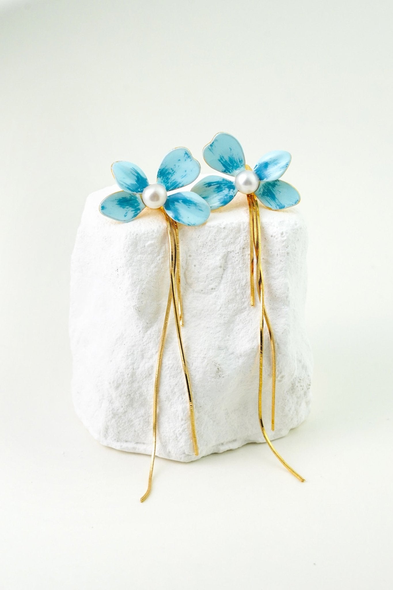 Varia Bloom Earrings – Enamel Flower with Detachable Gold Tassels - EenPorcelain