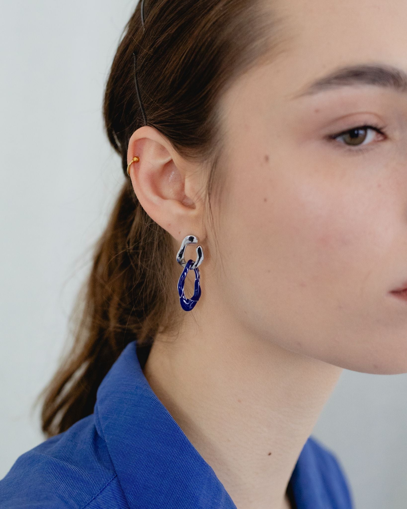 Varia Enamel 2 - in - 1 Earrings (mini) — Blue & Silver - EenPorcelain