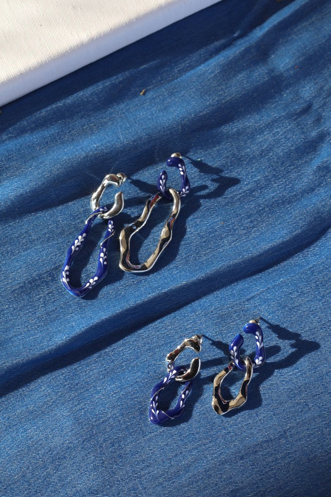 Varia Enamel 2 - in - 1 Earrings (mini) — Blue & Silver - EenPorcelain