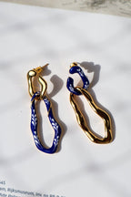 varia-long-short-enamel-earrings-blauw-goud-oorbellen, EenPorcelain 