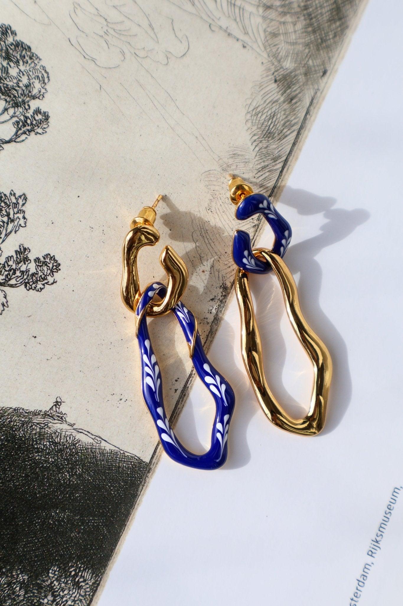 varia-long-short-enamel-earrings-blauw-zilveren-oorbellen, EenPorcelain 