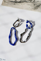 varia-long-short-enamel-earrings-blauw-zilveren-oorbellen, EenPorcelain 