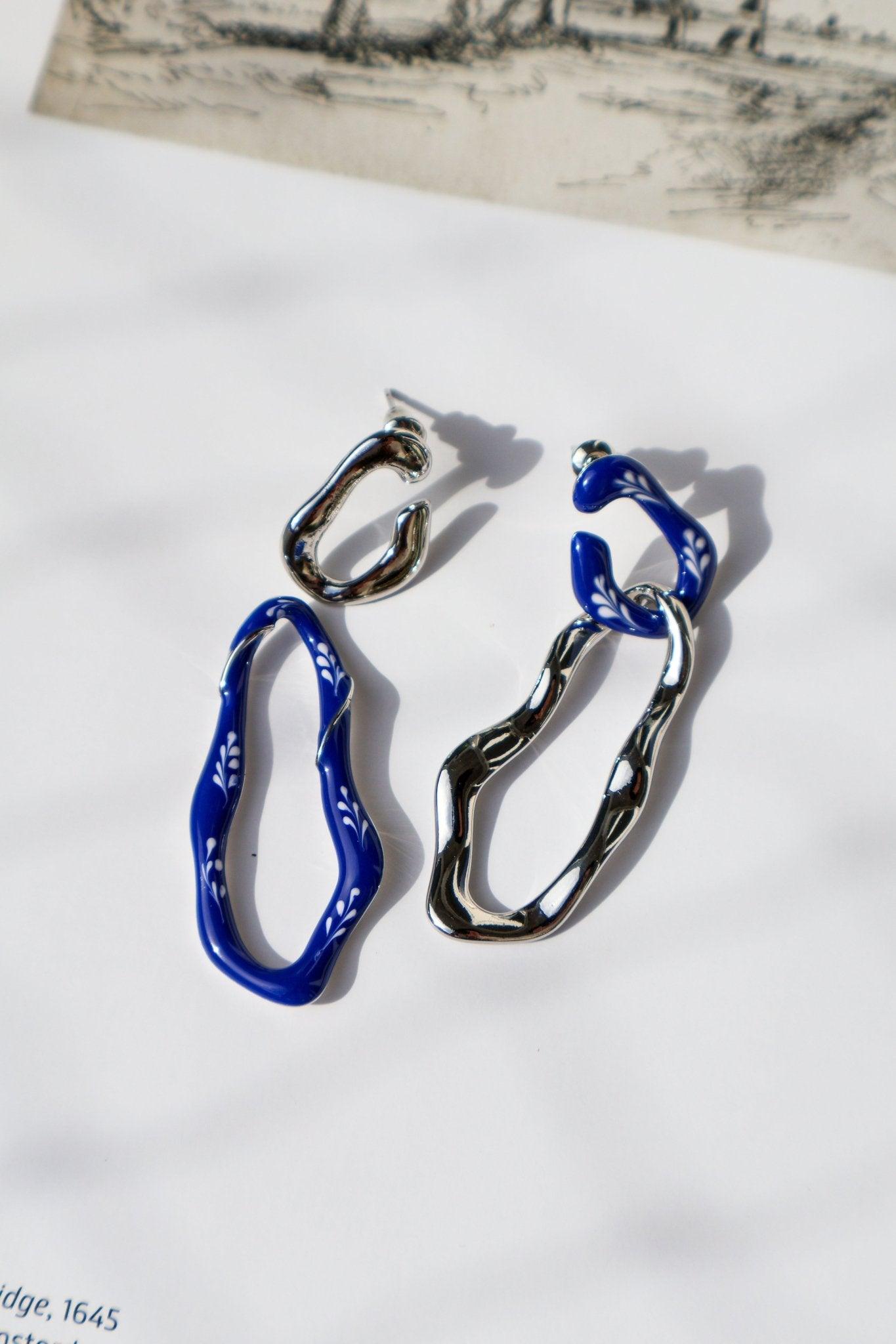 varia-long-short-enamel-earrings-blauw-zilveren-oorbellen, EenPorcelain 
