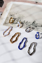 varia-long-short-enamel-earrings-blauw-zilveren-oorbellen, EenPorcelain 