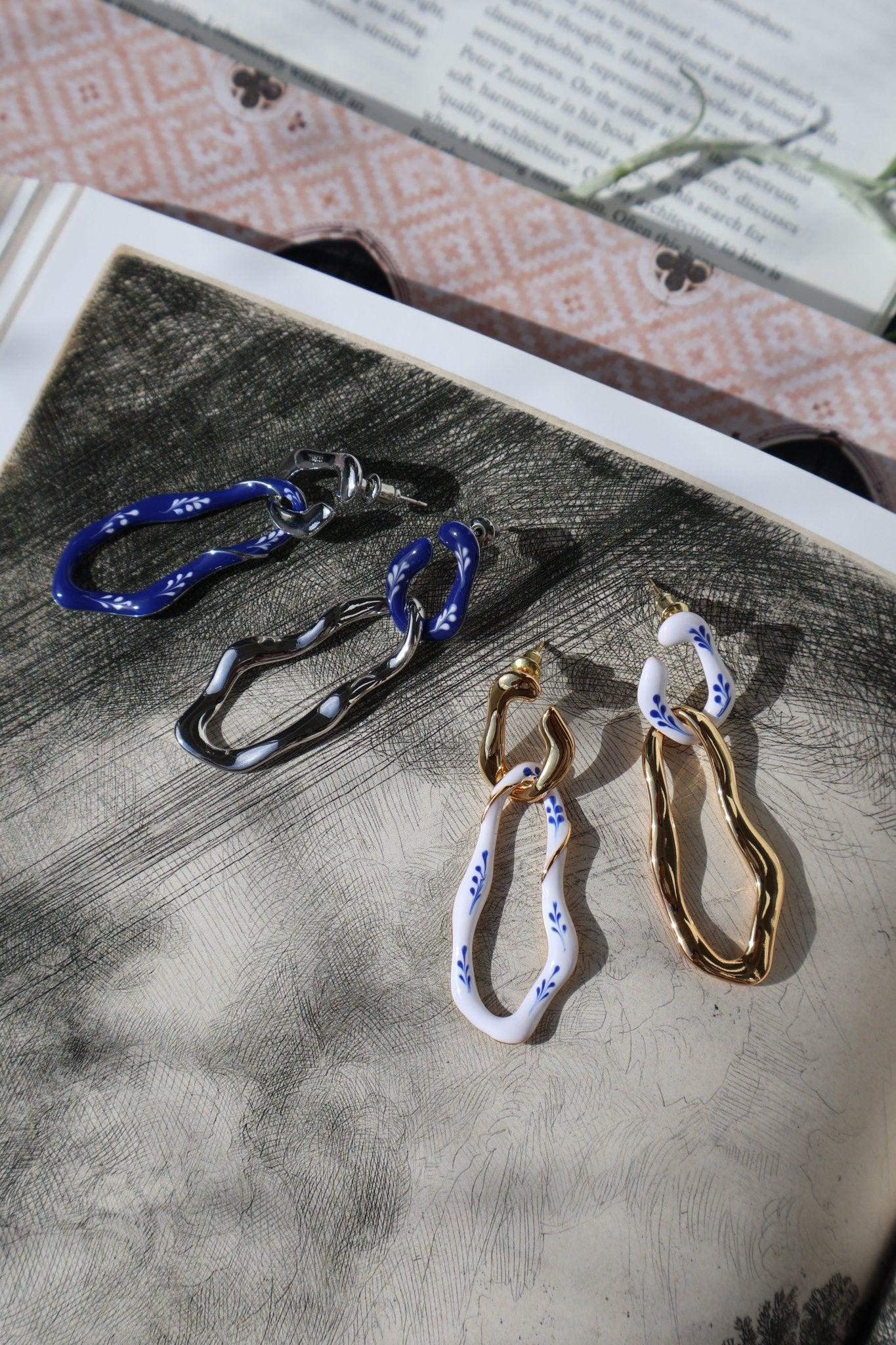 varia-long-short-enamel-earrings-blauw-zilveren-oorbellen, EenPorcelain 