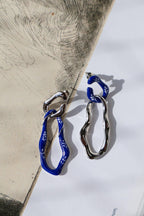 varia-long-short-enamel-earrings-blauw-zilveren-oorbellen, EenPorcelain 