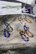 varia-long-short-enamel-earrings-blauw-zilveren-oorbellen, EenPorcelain 