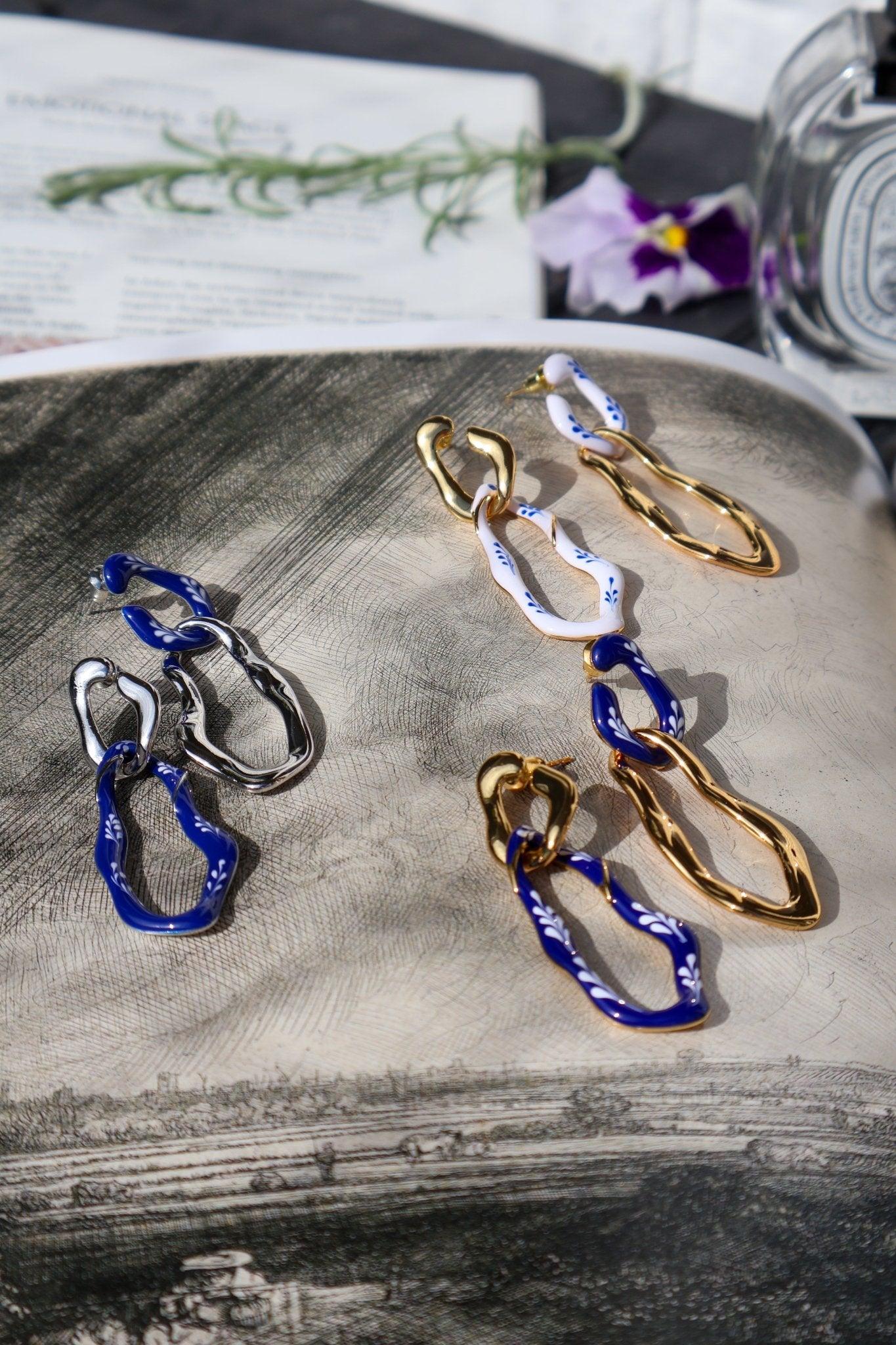varia-long-short-enamel-earrings-blauw-zilveren-oorbellen, EenPorcelain 