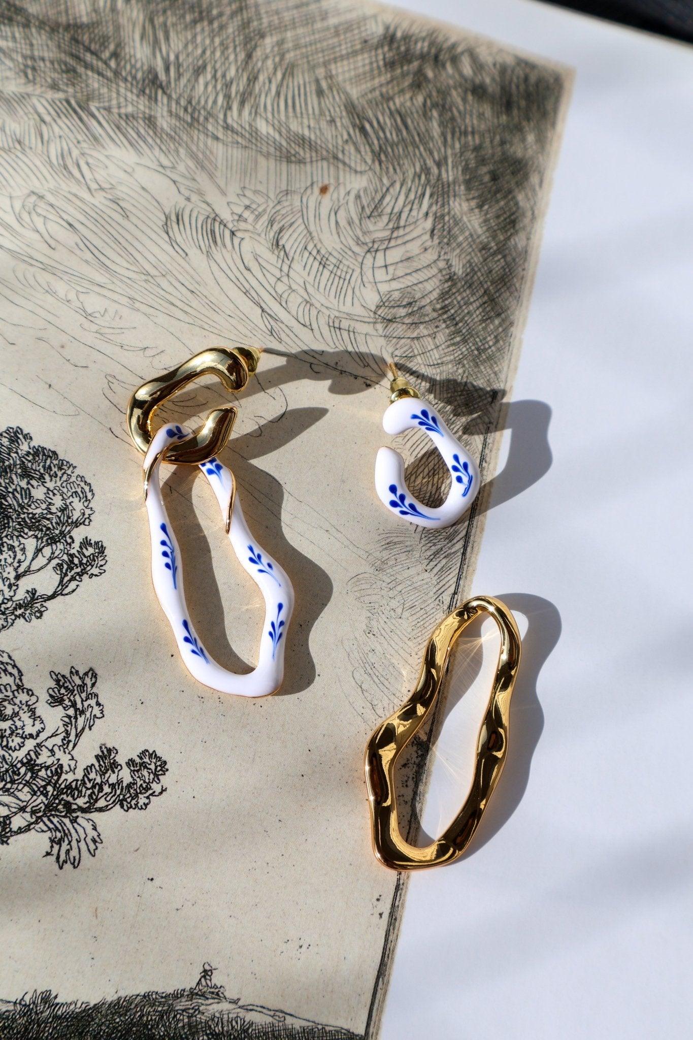 varia-long-short-enamel-earrings-wit-goud-oorbellen, EenPorcelain 