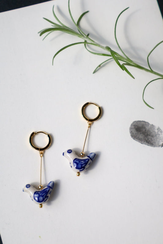 bird-shaped-porcelain-studs-art-earrings-oorbellen-goud, EenPorcelain 