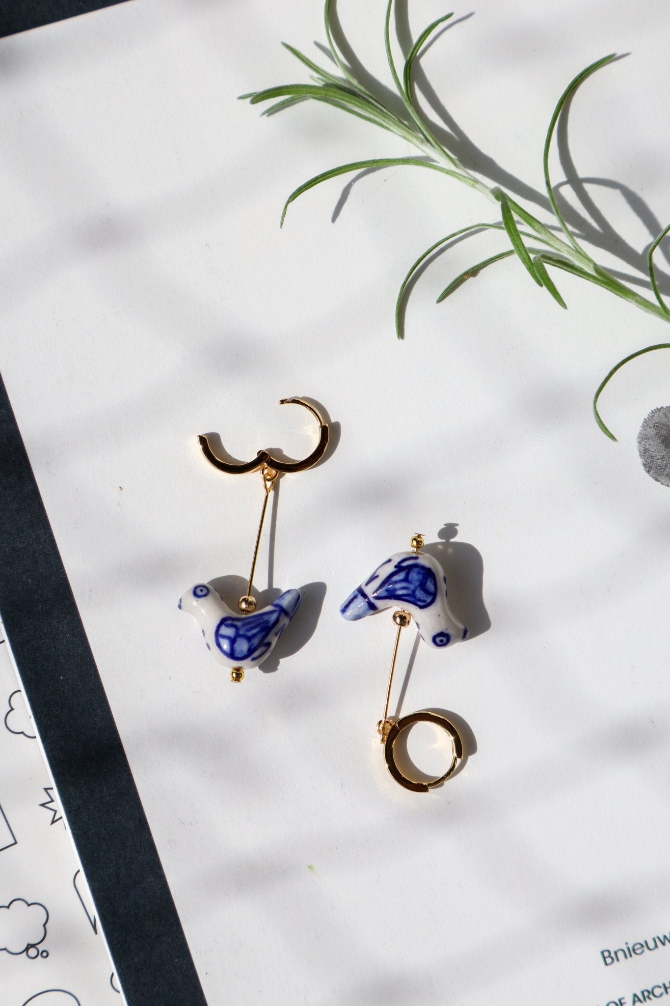 bird-shaped-porcelain-studs-art-earrings-oorbellen-goud, EenPorcelain 