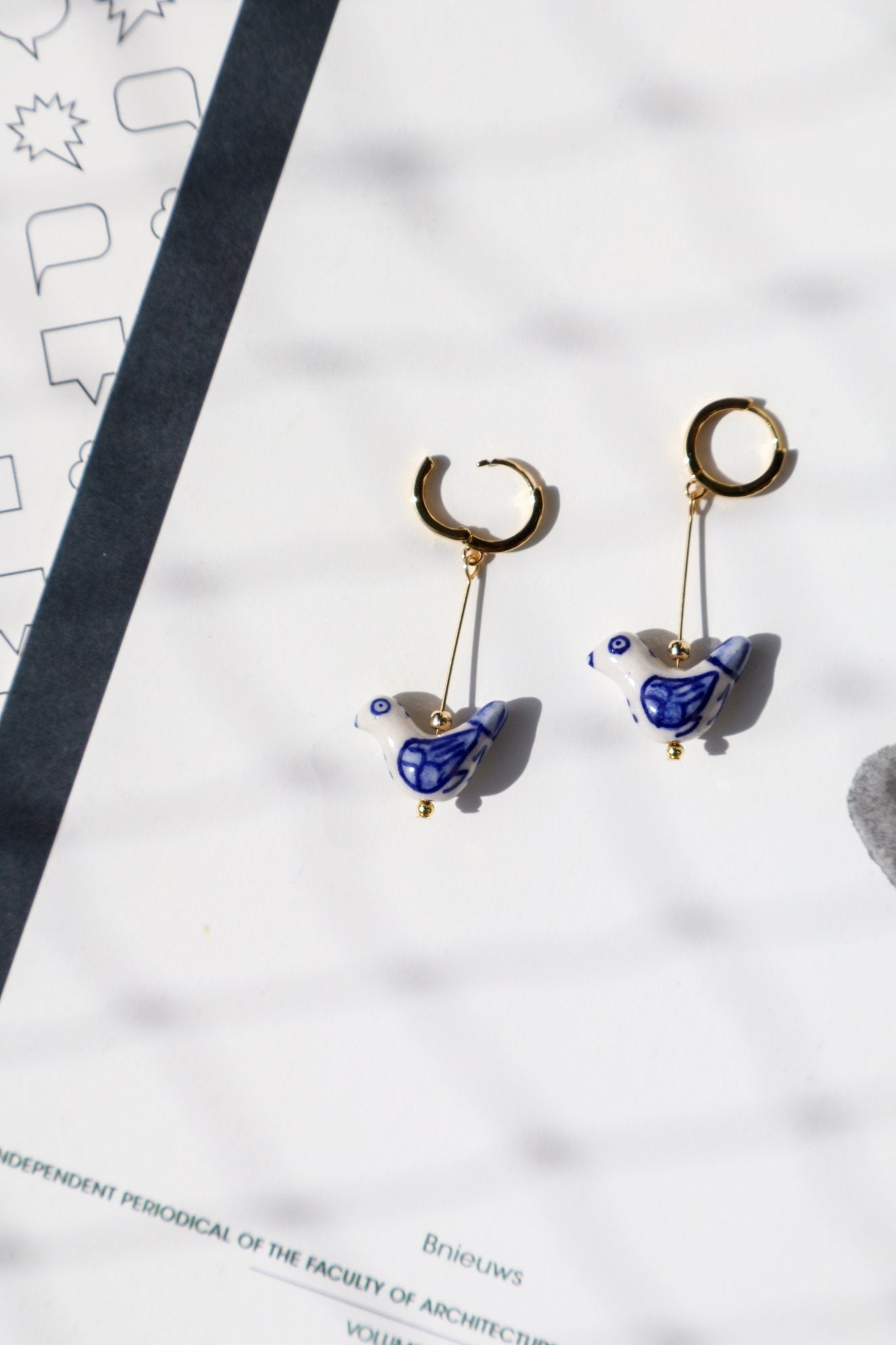 bird-shaped-porcelain-studs-art-earrings-oorbellen-goud, EenPorcelain 