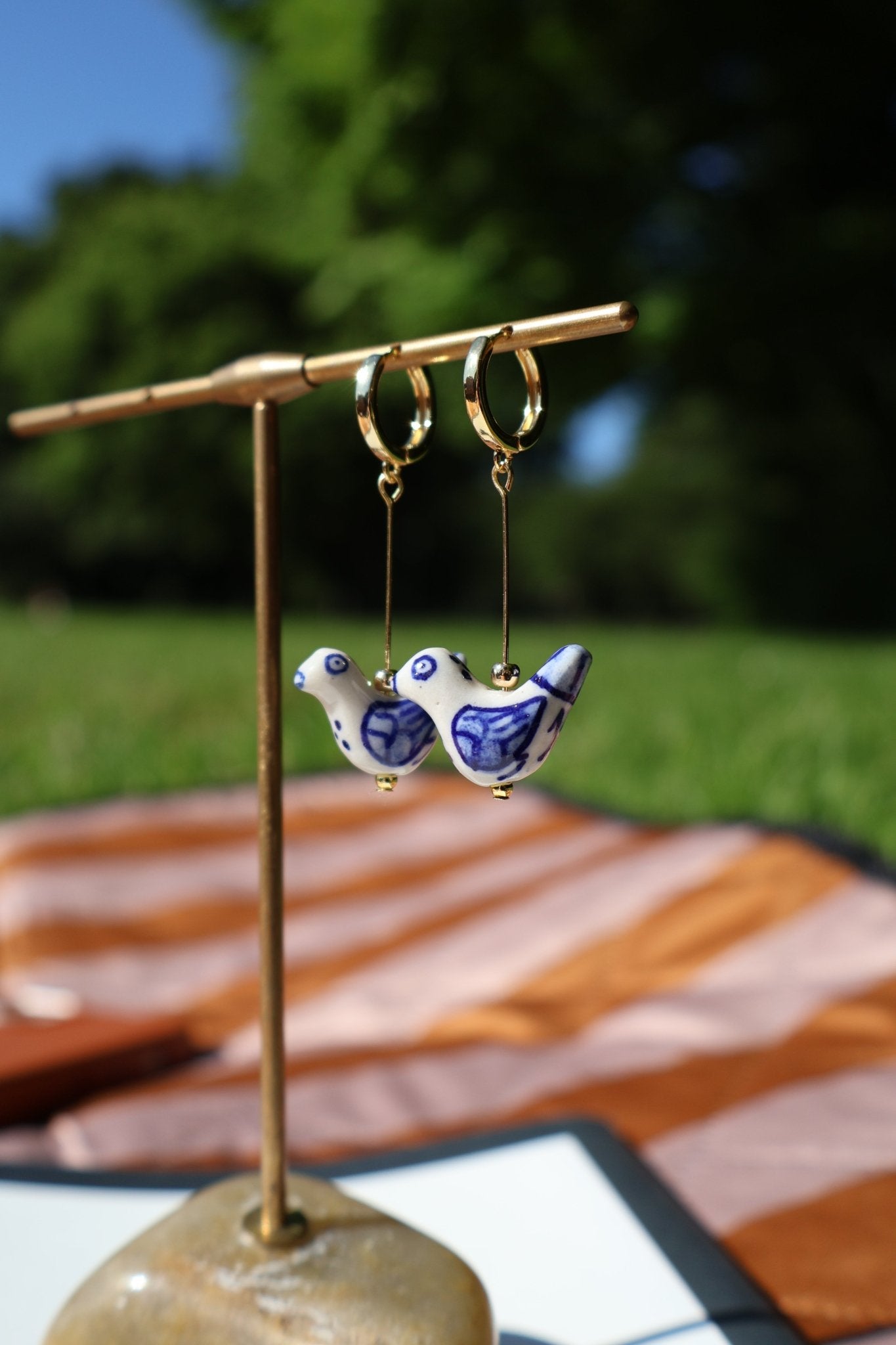 bird-shaped-porcelain-studs-art-earrings-oorbellen-goud, EenPorcelain 
